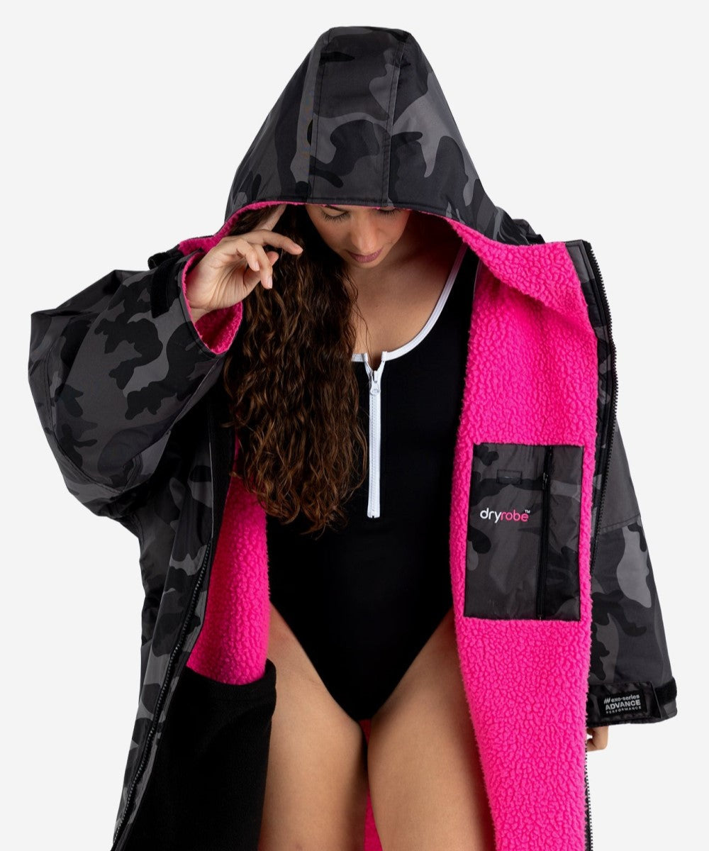 Dryrobe® ADVANCE UNISEX LONG SLEEVE - BLACK CAMO/PINK